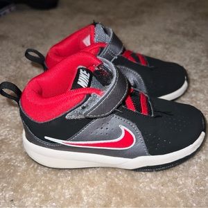 Nike Toddler Team Hustle D Basketball Shoe Black/Red 8C